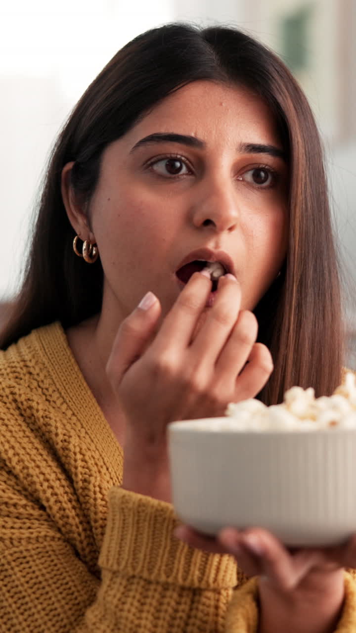 Donna che mangia popcorn