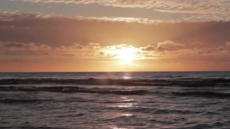 puesta de sol amanecer en la playa letonia, mar báltico verano