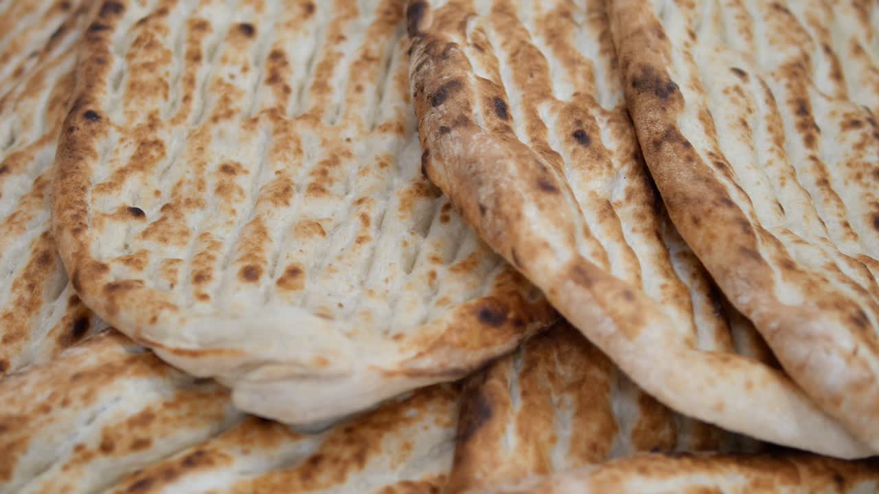 Una pila de pan de pita