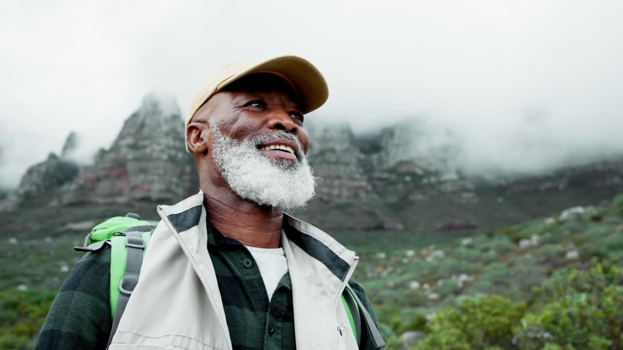 Un anciano caminando por las montañas