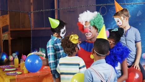 Clown-Interagiert-Mit-Den-Kindern-Während-Der-Geburtstagsfeier-4K