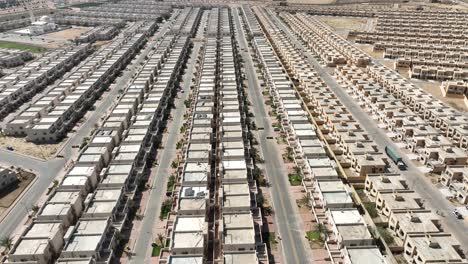 vista aérea de hileras de casas modernas urbanización de la ciudad de bahria en karachi