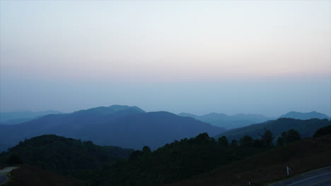 Puesta-De-Sol-De-Lapso-De-Tiempo-Con-Capa-De-Montaña-Y-Hermoso-Camino