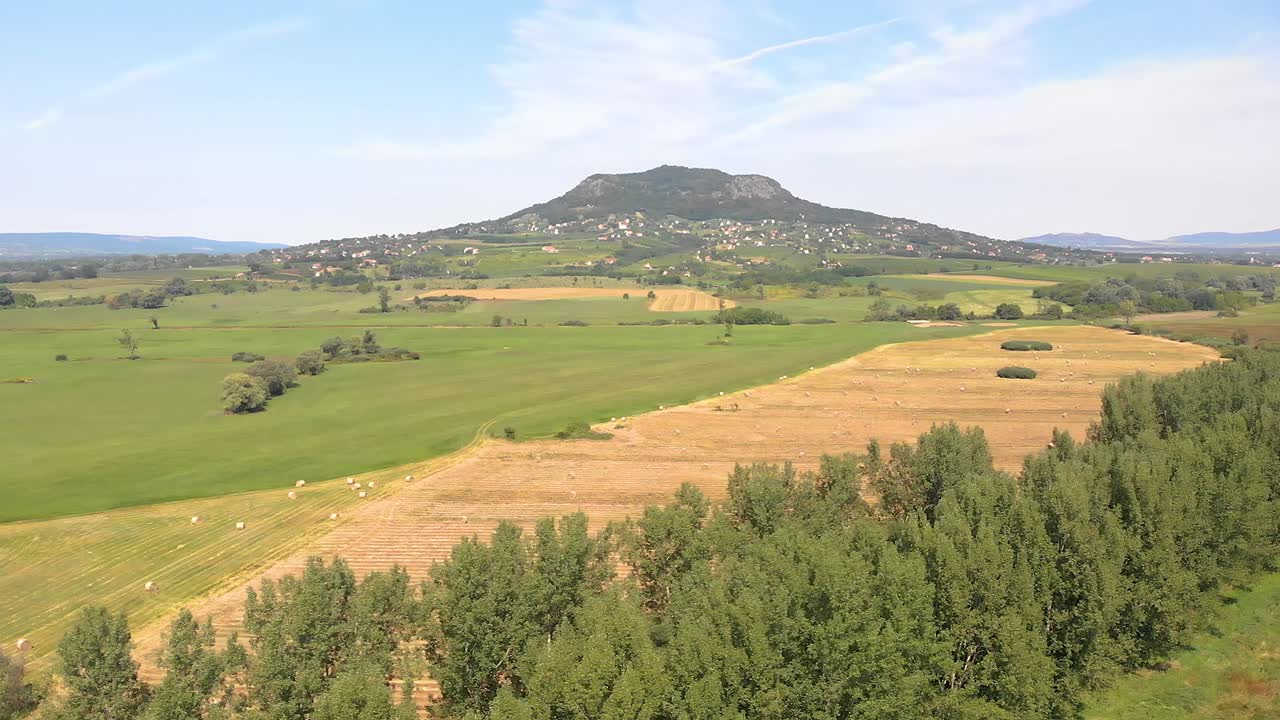 가리 발라톤 호수 근처의 드론으로 촬영된 수확 후 의 어리.