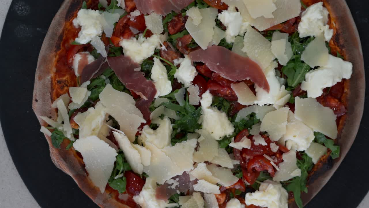 토마토, 페타 치즈, 프로시우토, 아루라를 은 이탈리아 피자의 상공 풍경. 맛있는 토핑을 은 피자의 위쪽 아래쪽 풍경