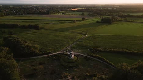 vista aérea de un molino de viento en un paisaje rural al atardecer