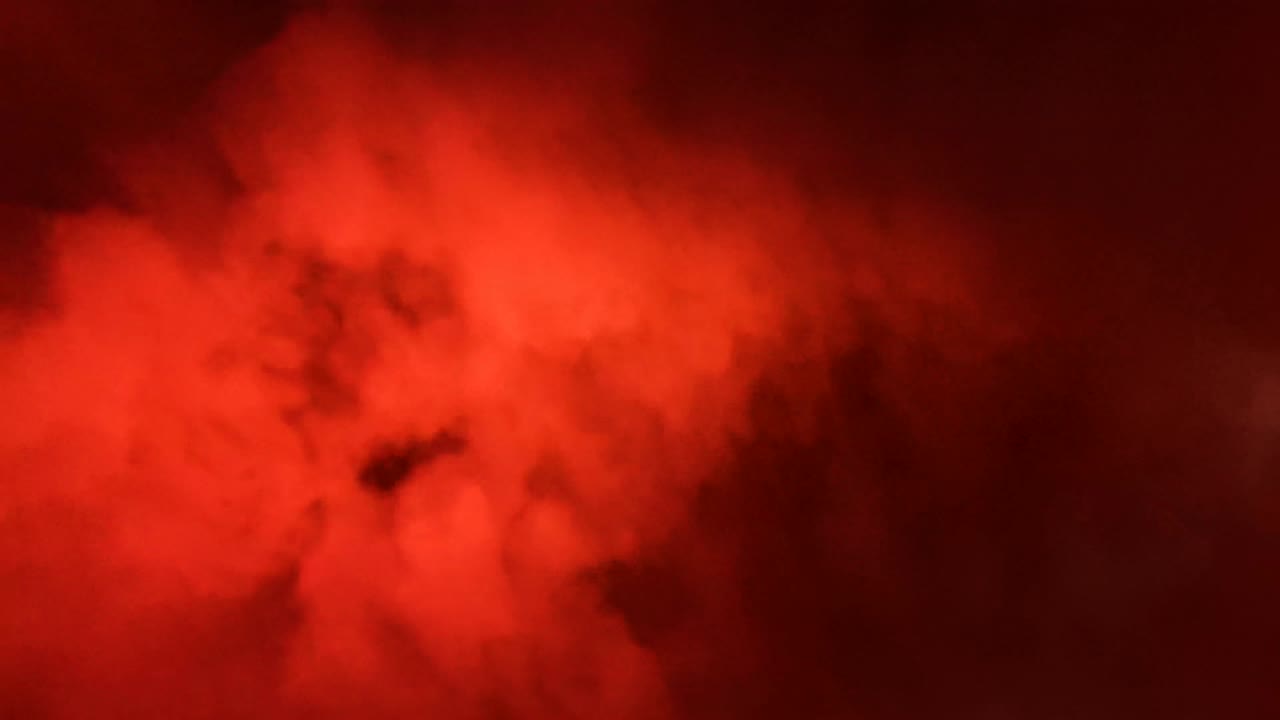 밤의 공기 속의 두꺼운 연기가