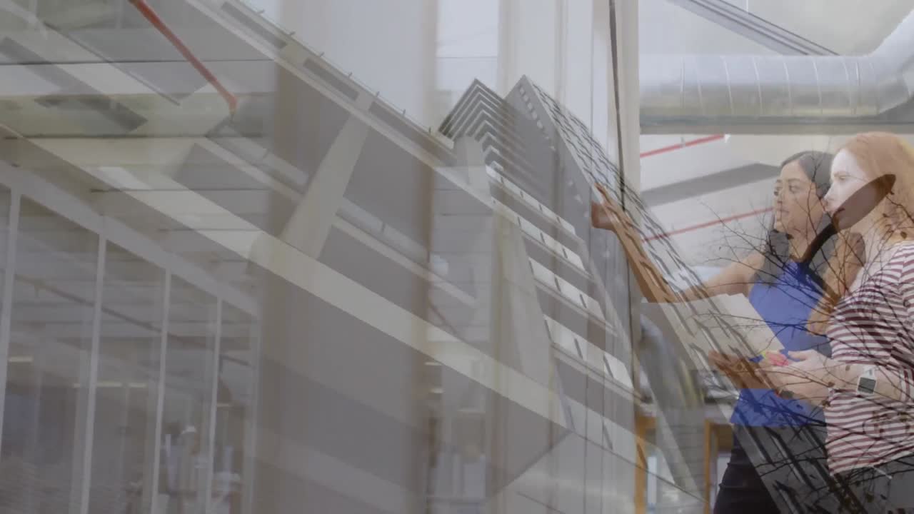 animación de un edificio de oficinas sobre mujeres de negocios hablando en una oficina moderna