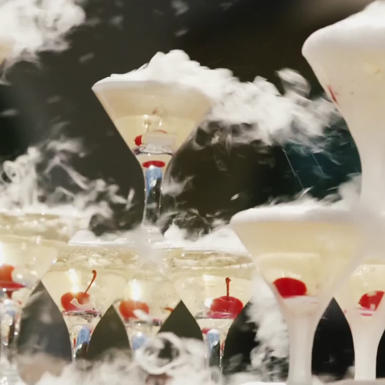 거품과 와인이 있는 안경은 여러 줄로 서 있습니다.