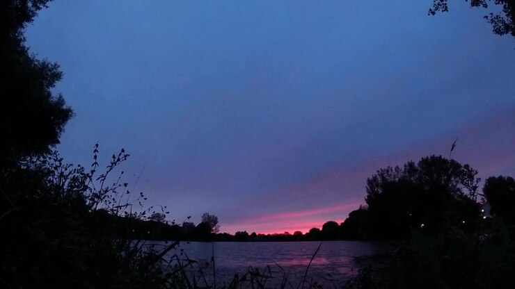Hyperlapse del tramonto sul lago negli USA - scuro