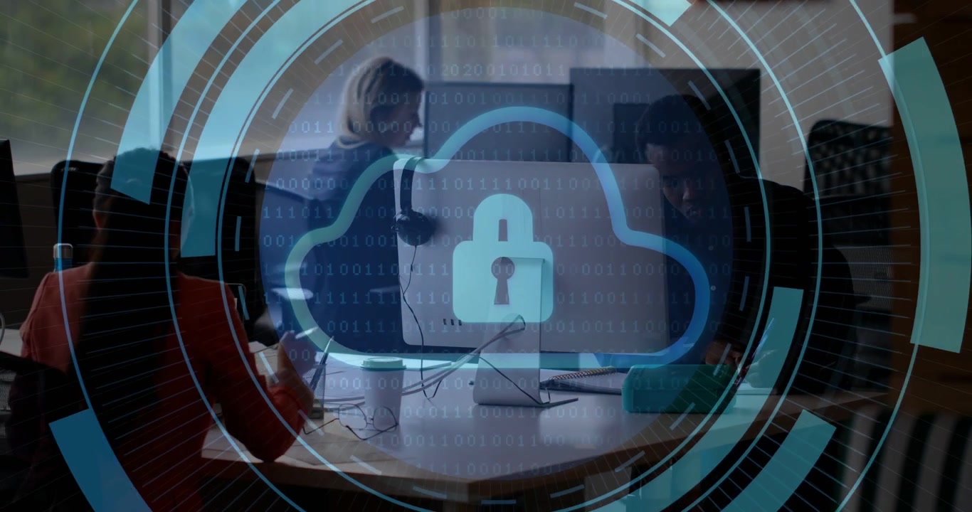 Video verticale: Tre impiegati che lavorano in abiti da ufficio alla scrivania, HUD in espansione con un lucchetto cloud sullo schermo.