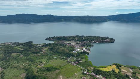 verde vibrante de los arrozales, lago de azul y siluetas de las montañas