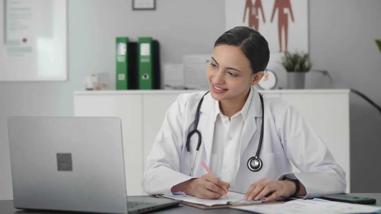 una estudiante de medicina india feliz estudiando para los exámenes