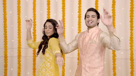 una pareja india bailando en diwali