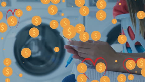 animación de monedas de dólar sobre mujer caucásica usando teléfono inteligente