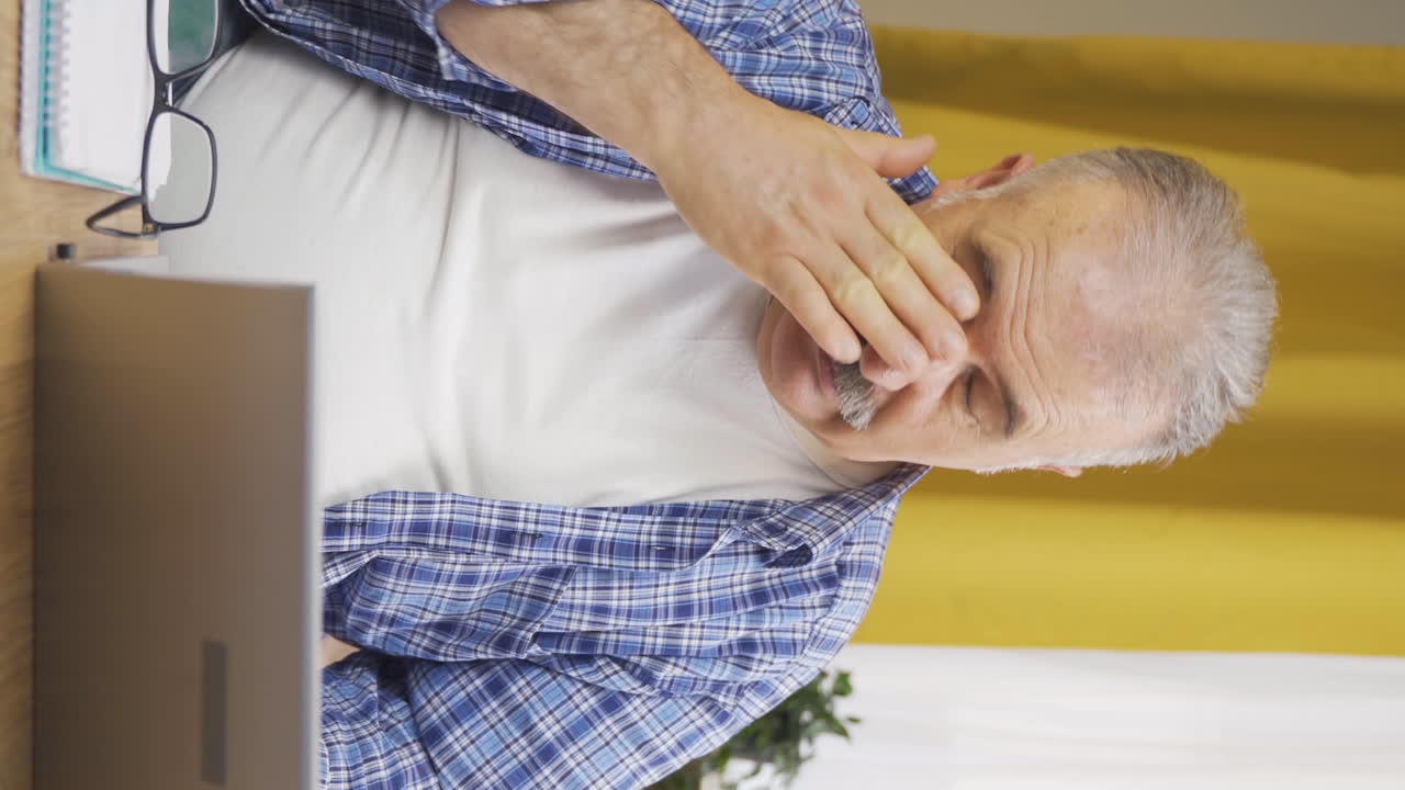 vídeo vertical de un anciano cansado.