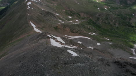 Vista-Aérea-De-Excursionistas-En-El-Pico-Grizzly,-Paso-De-Montaña-Loveland,-Colorado,-Ee.uu.