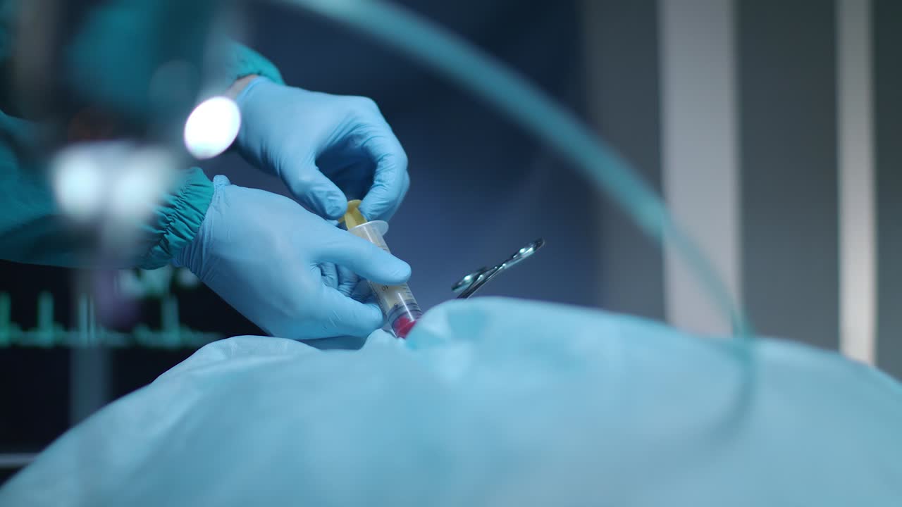 외과 의사 의 방 에서 주사기 에 피 를  ⁇ 는 외과 의사 의 손