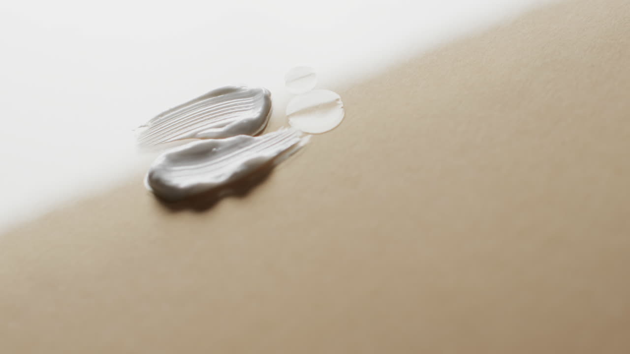 갈색 배경에 복사 공간과 함께  크림 얼룩의 비디오