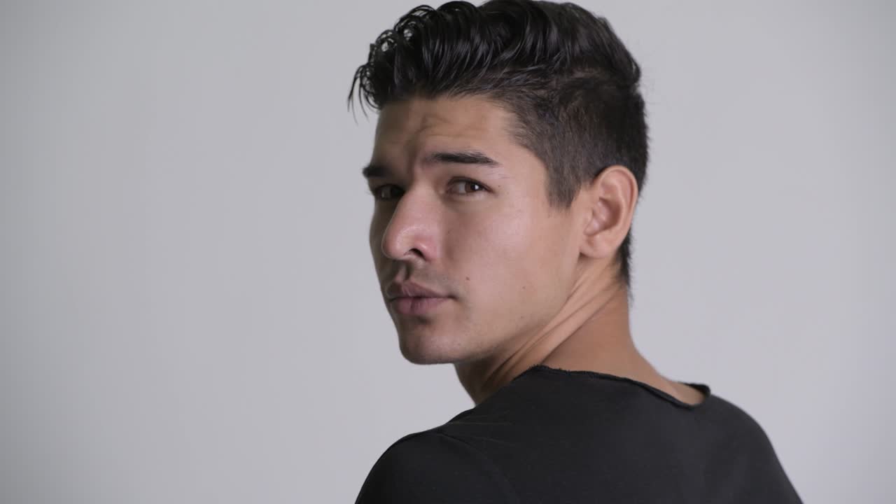 젊은 잘생긴 다민족 남자의 근접 후면 사진