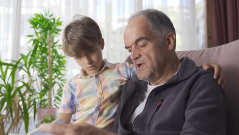 el abuelo leyendo un libro a su nieto.