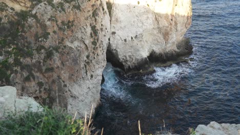 cuevas de la gruta azul en malta - monumento famoso en la isla en invierno