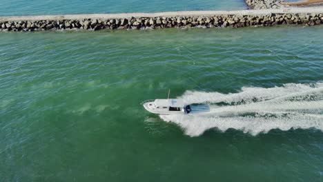 toma de un dron de una lancha rápida moviéndose muy rápido en la bahía en miami fondo de video de vista aérea en 4k