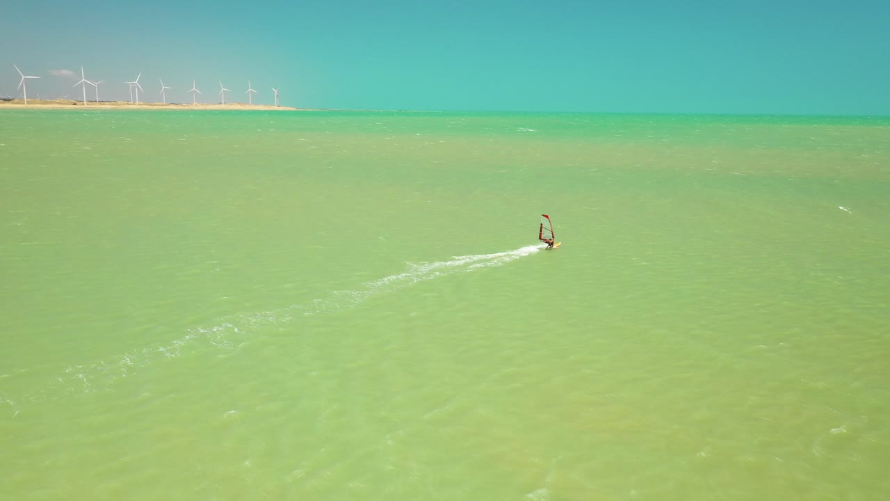 una toma aérea de un kitesurf surfeando en el norte de brasil