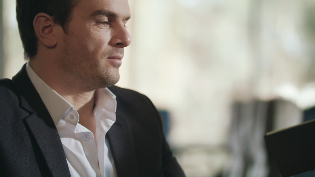 hombre de negocios buscando el menú del restaurante. hombre de negocios eligiendo el almuerzo en el menú de la cafetería