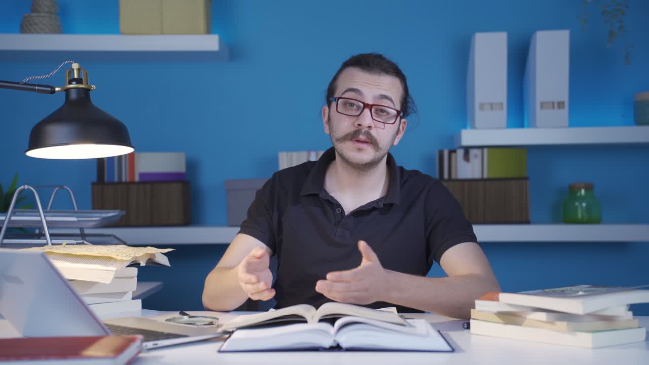 el hombre que mira a la cámara responde con las frases que son suaves y bien.