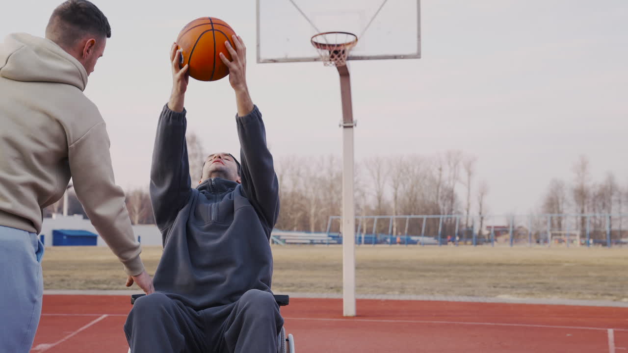 hombre sentado en la arena de la playa usando el teléfono al lado de su bicicleta