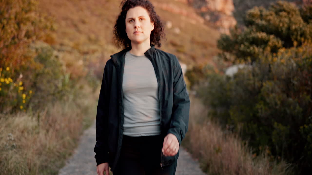 mujer con pierna protésica caminando