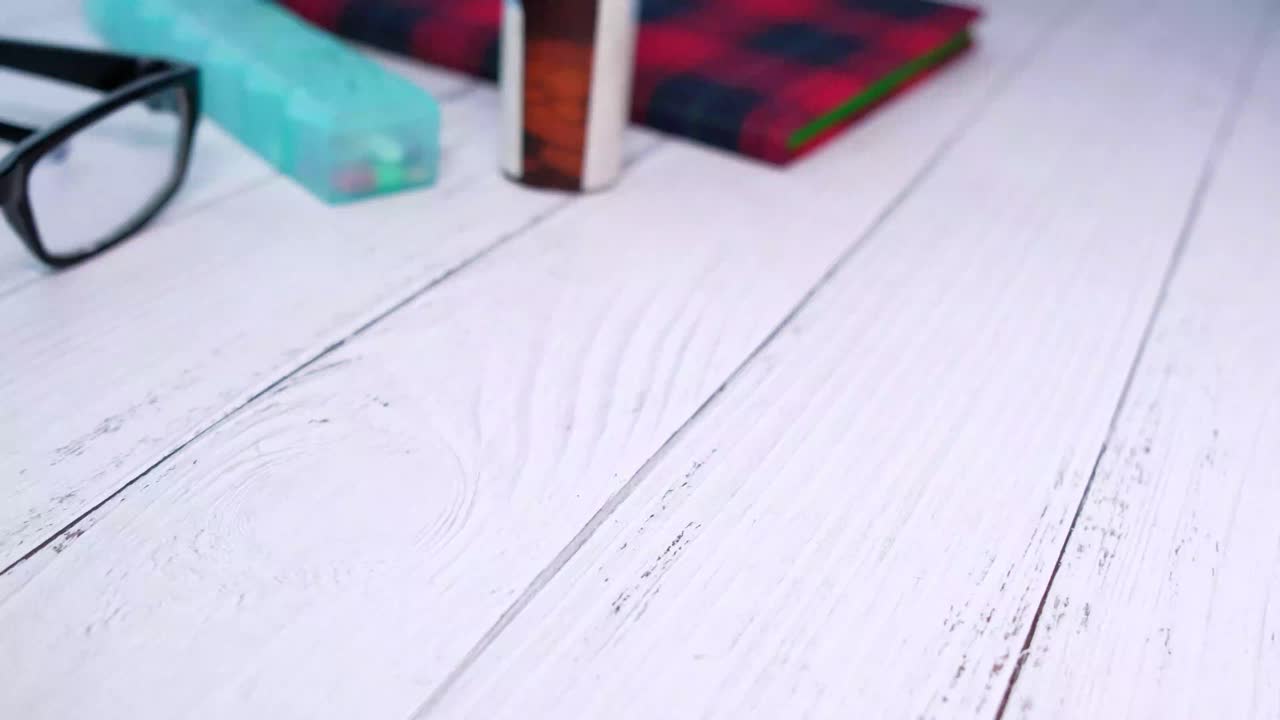 estetoscopio y suministros médicos en una mesa