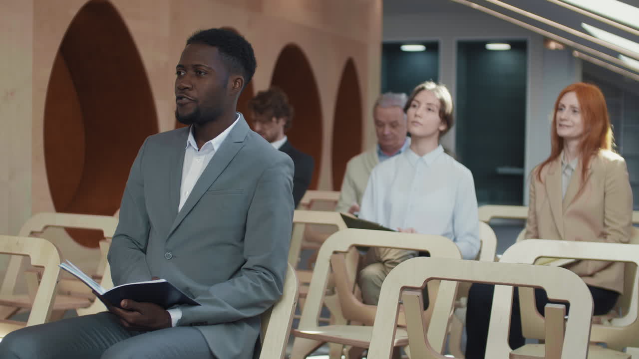 un periodista africano hace una pregunta durante una conferencia de prensa.