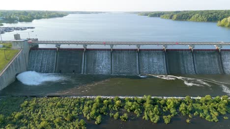 Antena-Del-Embalse-Del-Lago-Y-La-Presa,-Embalse-Hoover,-Westerville,-Ohio