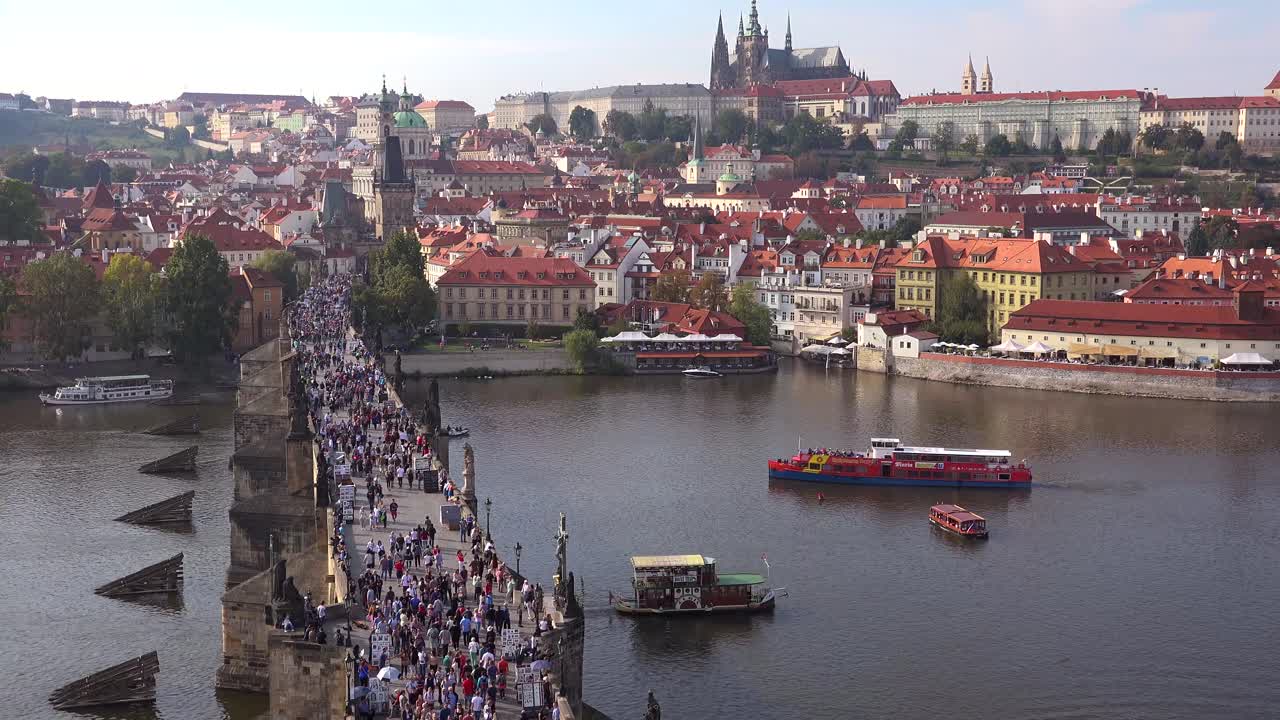 Splendida giornata, veduta panoramica di folle che attraversano il Ponte Carlo sul fiume Moldava a Praga, Repubblica Ceca 2.