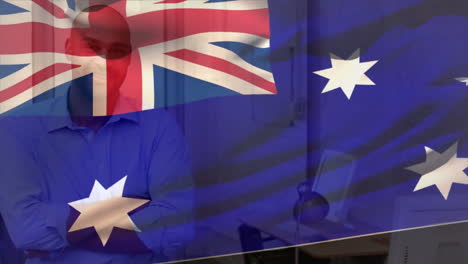 Animación-De-La-Bandera-De-Australia-Sobre-Un-Hombre-De-Negocios-Casual-Birracial-Sonriente-En-El-Cargo.