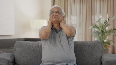 anciano indio enfermo que sufre de dolor de cuello