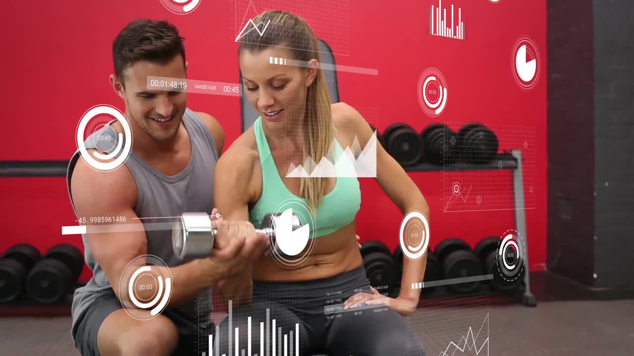 animación de procesamiento de datos y diagramas sobre pareja caucásica haciendo ejercicio en el gimnasio