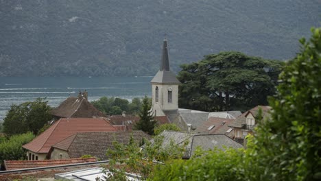 Ciudad-Termal-De-Aix-les-bains,-Antigua-Iglesia-Cerca-Del-Lago-Bourget-En-Francia