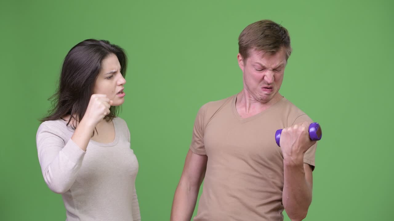 젊은 커플 이 함께 운동 하고 서로 환호 하고 있다