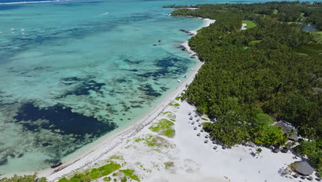 vista aérea desde un avión no tripulado de ile aux cerfs, flacq, isla de mauricio, océano índico