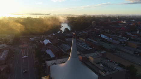 Luftaufnahme-Eines-Wunderschönen-Sonnenaufgangs-An-Einem-Kalten-Wintermorgen-Mit-Nebel,-Der-Direkt-Unter-Den-Bäumen-In-Der-Ländlichen-Stadt-Wagga-Wagga,-NSW,-Australien,-Rollt