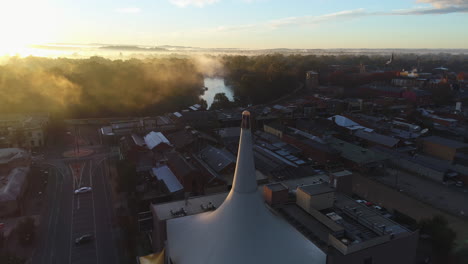 Vista-Aérea-De-Un-Hermoso-Amanecer-En-Una-Fría-Mañana-De-Invierno-Con-Niebla-Rodando-Justo-Debajo-De-Los-árboles-En-La-Ciudad-Rural-De-Wagga-Wagga-Nsw-Australia