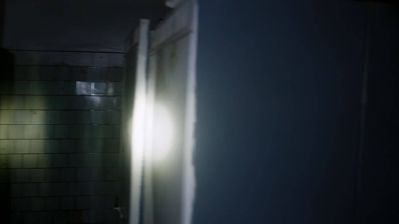 버려진 방에 숨어있는 흑인