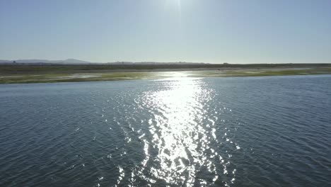 Volando-Sobre-El-Océano-Y-Las-Tierras-Húmedas-En-Portugal-En-Un-Hermoso-Día-Soleado-En-Portugal