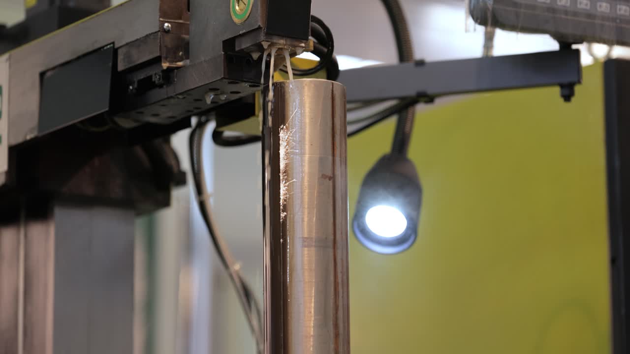 máquina cnc edm mientras corta las piezas de trabajo de muestra. corte de metal tecnología de procesamiento moderno haciendo detalles industriales.