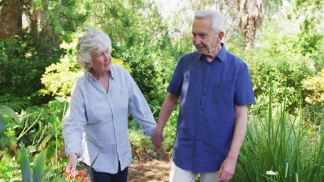 Pareja-Caucásica-Senior-En-El-Jardín