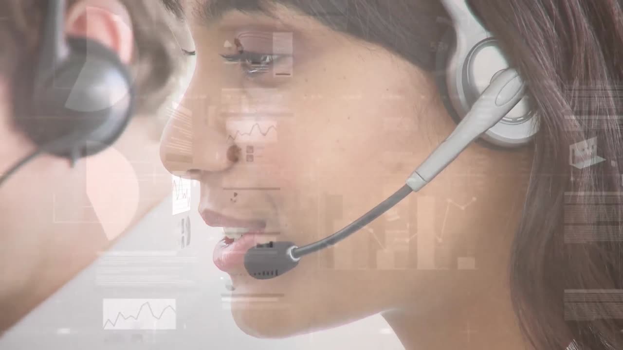 animación del procesamiento de datos financieros y estadísticos sobre una mujer de negocios con auriculares de teléfono