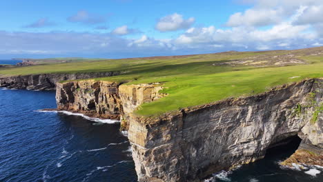 Luftaufnahme-Der-Atemberaubenden-Landschaft-Von-Schottland,-Großbritannien,-Steilen-Klippen-über-Dem-Meer-Und-Grünen-Küstenweiden